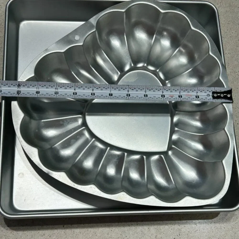 Wilton Baking Pans – Heart & Square Set